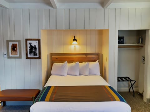 Rim Cabin (1 Queen) No A/C | Rollaway beds, bed sheets