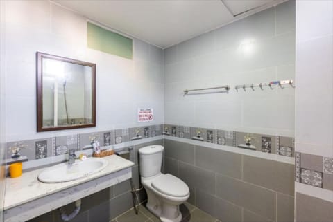 Triple Room | Bathroom | Shower, rainfall showerhead, hair dryer, towels