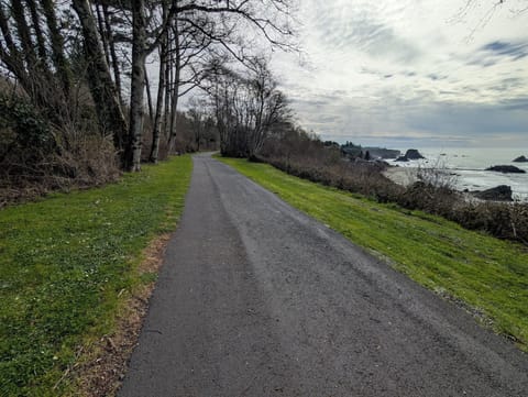 Paved footpath leading to Harris Beach. it is within easy walking distance.