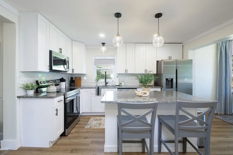 Whip up meals in style in this sleek, fully stocked kitchen! 🍳✨ Features stainless appliances, granite counters, and a spacious island with bar seating—perfect for morning coffee or evening chats ☕👨👩👧👦