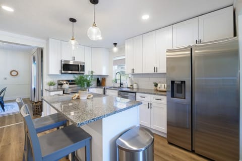 Whip up meals in style in this sleek, fully stocked kitchen! 🍳✨ Features stainless appliances, granite counters, and a spacious island with bar seating—perfect for morning coffee or evening chats ☕👨👩👧👦