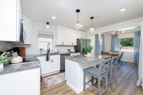 Whip up meals in style in this sleek, fully stocked kitchen! 🍳✨ Features stainless appliances, granite counters, and a spacious island with bar seating—perfect for morning coffee or evening chats ☕👨‍👩‍👧‍👦