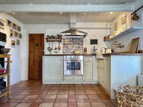 House | Private kitchen | Fridge, oven, stovetop, dishwasher