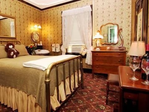 #05 Historic Queen Room | Premium bedding, rollaway beds, bed sheets