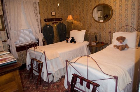#06 Historic Twin Room | Premium bedding, rollaway beds, bed sheets