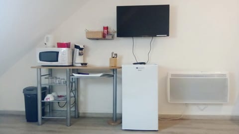 Basic Suite, 2 Double Beds | Cribs/infant beds, free WiFi, bed sheets