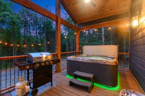 Sip and Stay Hideaway Cabin Hot Tub and Grill