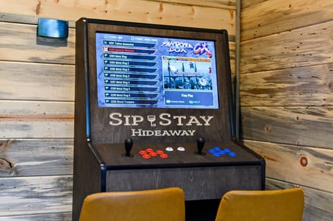 Sip and Stay Hideaway Cabin Arcade