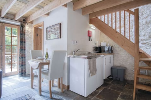 Cottage (1 Bedroom) | Private kitchen | Fridge, microwave, stovetop, electric kettle