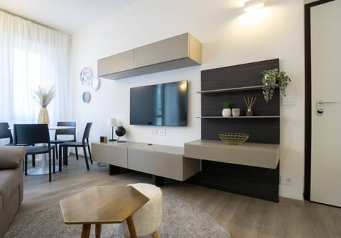 Apartment, 2 Bedrooms, Balcony, City View | Living room