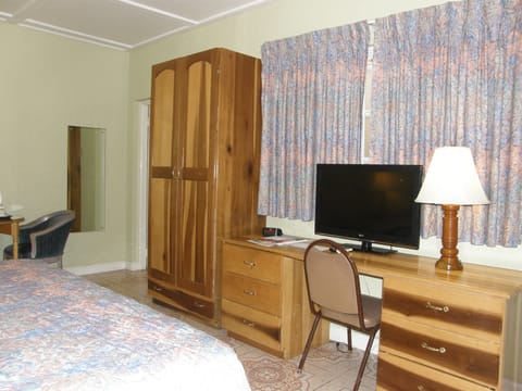 Standard Room | 1 bedroom, in-room safe, desk, iron/ironing board