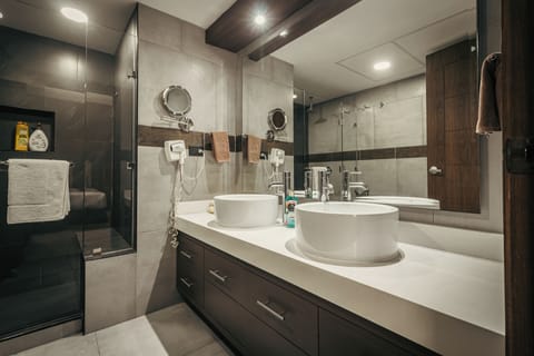 Signature Penthouse, 2 Bedrooms | Bathroom | Shower, towels