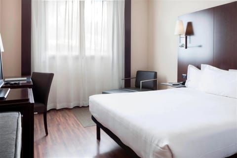 Standard Triple Room, Non Smoking | Premium bedding, minibar, in-room safe, desk