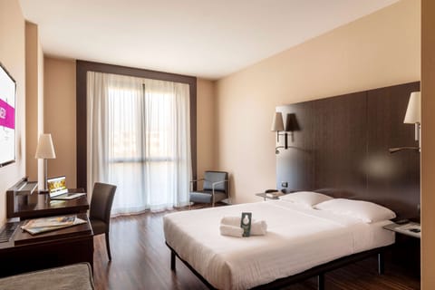 Standard Single Room, Accessible, Non Smoking | Premium bedding, minibar, in-room safe, desk