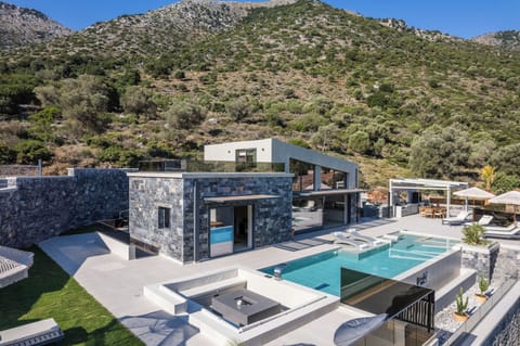 The complex consists of 3 independent villas