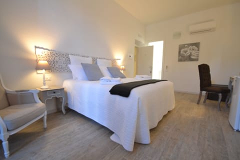 In-room safe, desk, laptop workspace, soundproofing