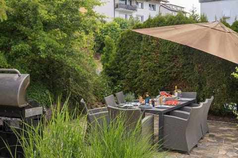 Grill und Sonnenschirm für gesellige Sommerabende