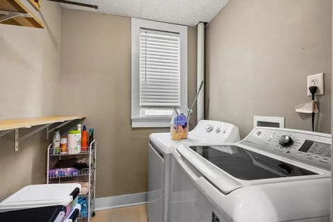 Laundry room (off kitchen)