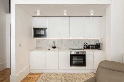 Deluxe Apartment | Private kitchen | Fridge, microwave, oven, stovetop