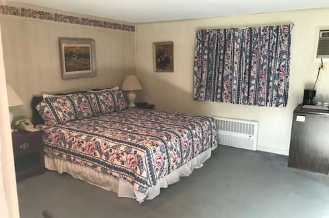Room, 1 King Bed, Non Smoking | Bed sheets