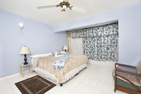 Standard Double Room, 1 King Bed (in Townhouse) | 2 bedrooms, in-room safe, iron/ironing board, free WiFi