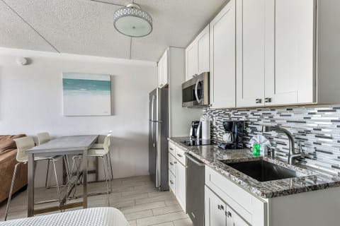 Studio | Private kitchen | Mini-fridge, microwave, stovetop, dishwasher