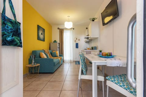 Apartment, 1 Bedroom, Patio, Garden View | Living room