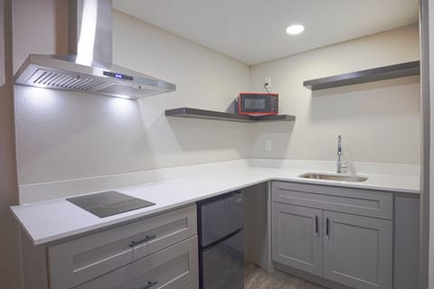 Room, 1 King Bed, Non Smoking, Kitchenette | Private kitchen | Mini-fridge, microwave