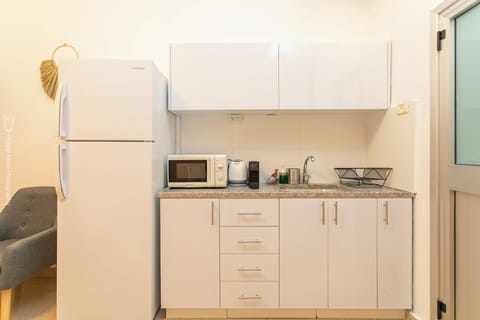 Studio | Private kitchen | Fridge, microwave, stovetop, coffee/tea maker