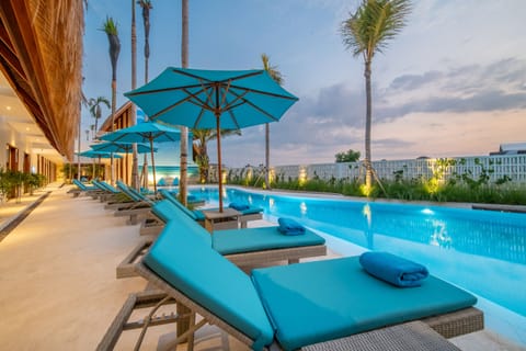 Outdoor pool, pool umbrellas, sun loungers