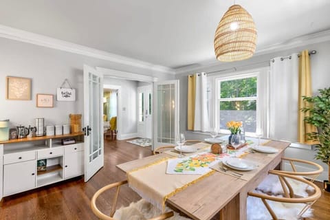 Very spacious dinning room