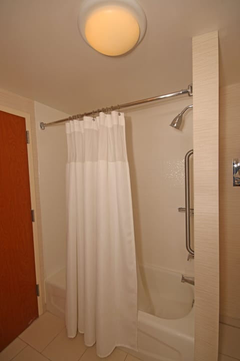 Combined shower/tub, deep soaking tub, designer toiletries, hair dryer