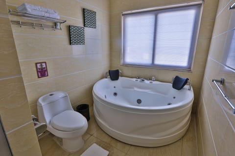 Deluxe Suite, City View | Jetted tub