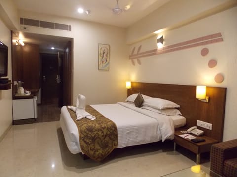 Deluxe Room, 1 Bedroom | Premium bedding, down comforters, minibar, in-room safe