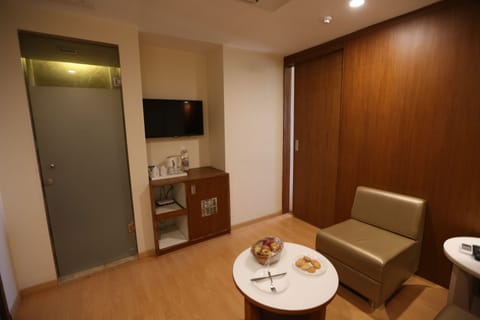Basic Studio Suite | Living area | LED TV