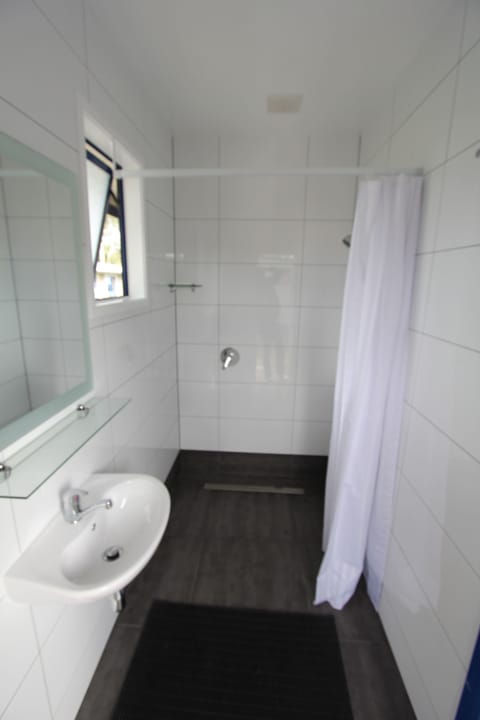 Basic Cabin, Shared Bathroom | Bathroom | Towels