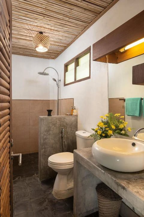 Jungle Bungalow | Bathroom | Shower, rainfall showerhead, free toiletries, hair dryer