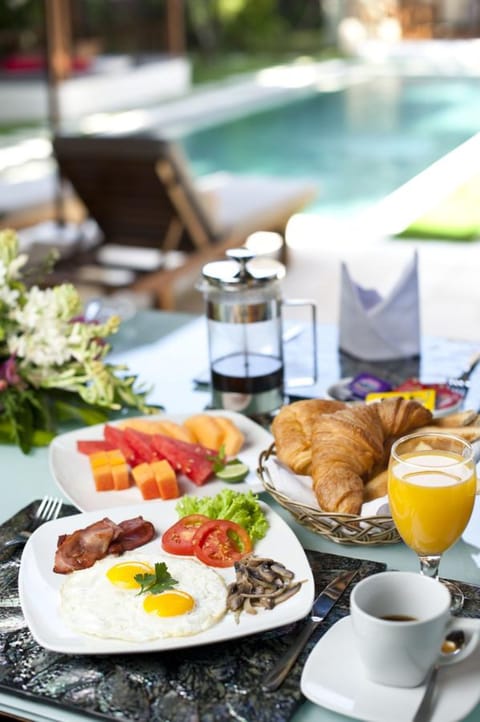 Daily cooked-to-order breakfast (IDR 175000 per person)