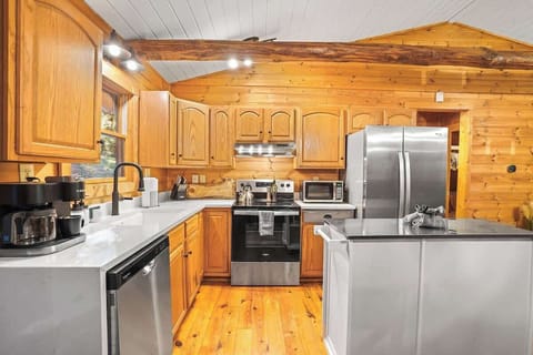 Fully Stocked Kitchen w/ Cooking Essentials | Salt, Pepper & Olive Oil Provided