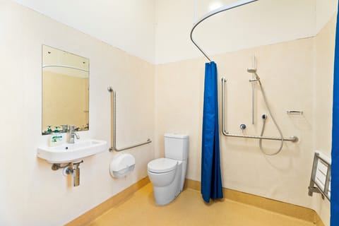 Double Room, Ensuite | Bathroom | Shower, free toiletries, towels