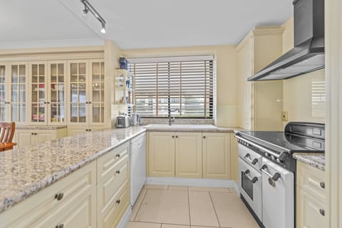 Apartment, 3 Bedrooms, Garden View (2 Queen & 2 Singles) | Private kitchen | Full-size fridge, microwave, oven, stovetop