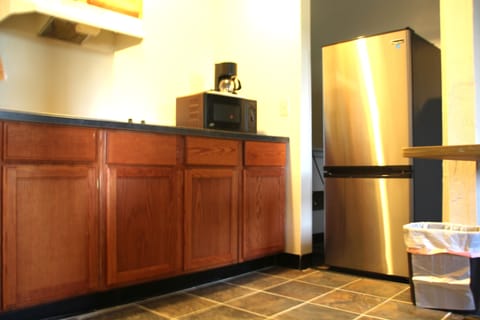 Suite | Private kitchen | Fridge, microwave