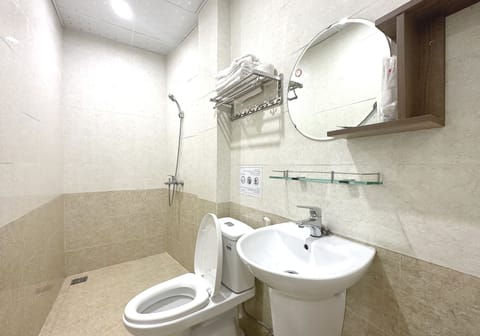 Superior Quadruple Room | Bathroom | Shower, free toiletries, hair dryer, towels