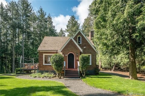 Enjoy Pearlie Lane Cottage with its comfort and great proximity to the historic Roche Harbor Resort.
** This home has an outdoor facing security camera.