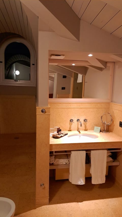 Junior Suite (Attic) | Bathroom | Rainfall showerhead, hair dryer, bathrobes, slippers