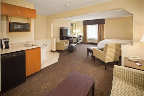 Deluxe Suite, 1 King Bed, Non Smoking | In-room safe, desk, iron/ironing board, free cribs/infant beds
