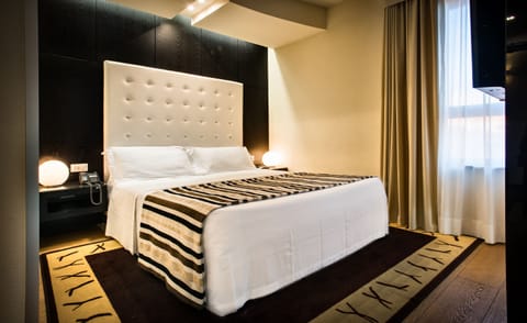 Suite | Premium bedding, down comforters, minibar, in-room safe