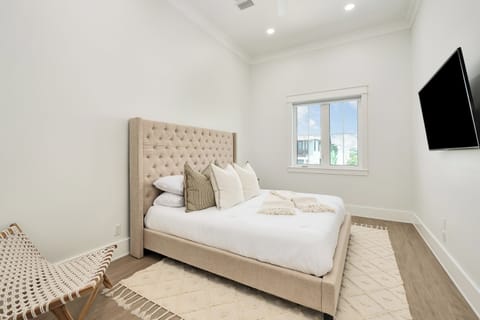 Salt & Light - Seacrest - Third Floor - King Bedroom 4 - Shared bathroom