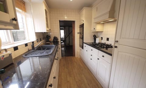 Cottage | Private kitchen | Fridge, microwave, oven, stovetop