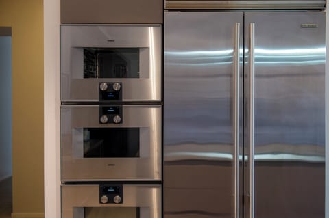Full Kitchen Equipments: GAGGENAU Microwave&Oven, Sub-Zero Refrigerator&Freezer